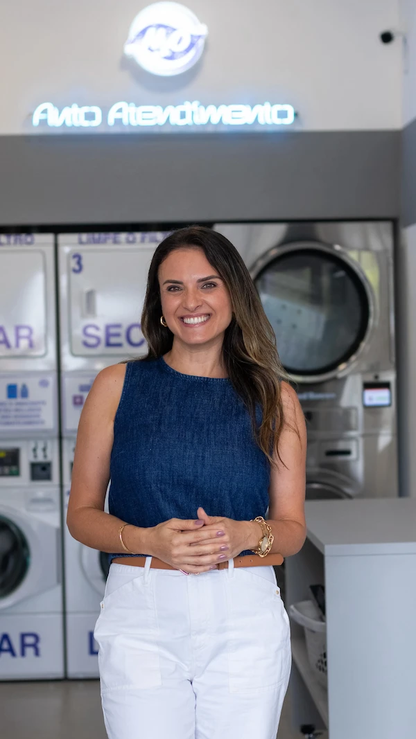 Atendente da H3O Lavanderia em Arapongas, na unidade de autoatendimento