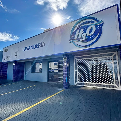 Fachada da Matriz da H3O Lavanderia, no Centro de Arapongas