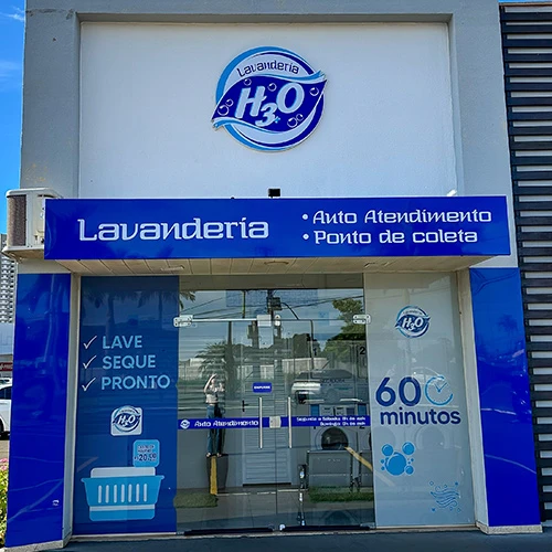 Unidade de autoatendimento da H3O Lavanderia no Supermercado Amigão